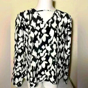 👚 NWOT  Black and White Shirt